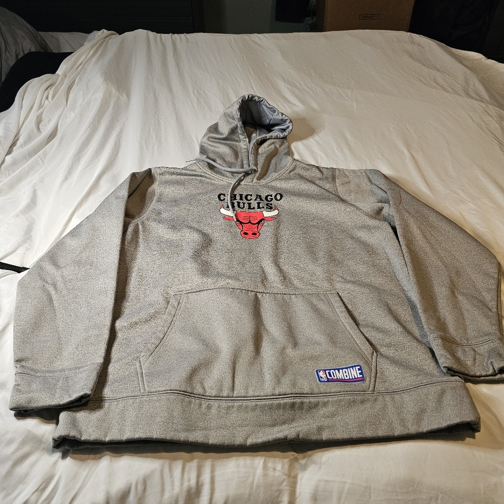 Under Armour Chicago Bulls Sweater Size XL
